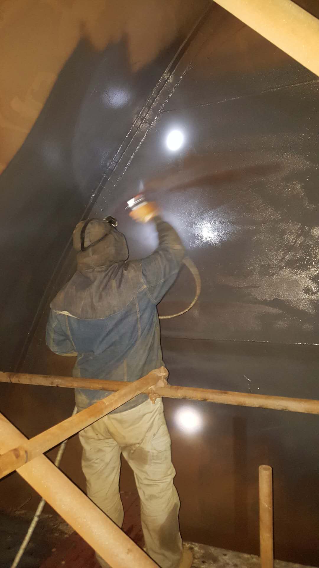 Kn22脱硫塔防腐材料喷涂施工中 Kn22脱硫塔防腐材料喷涂施工中