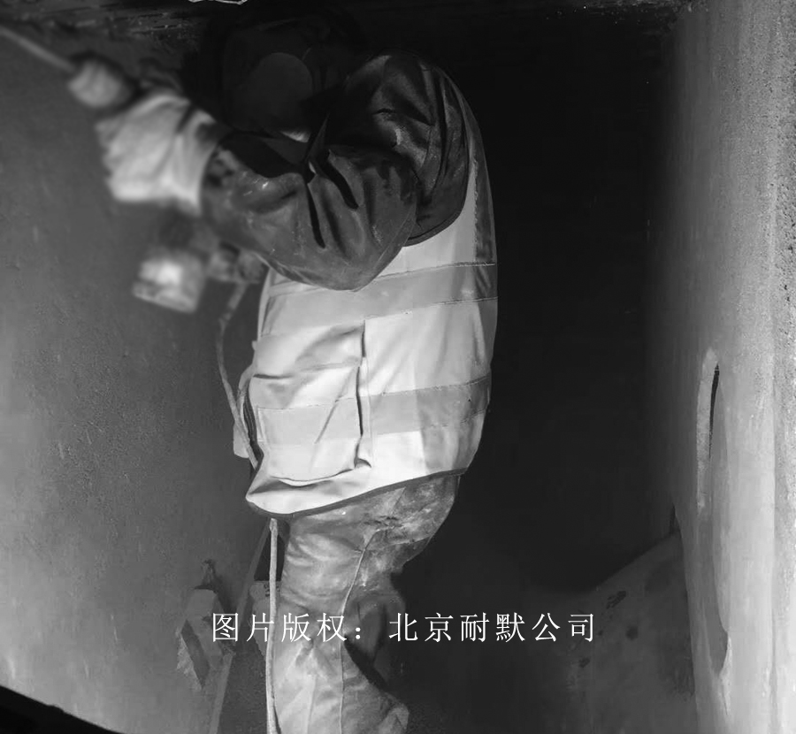 工人拿冲击钻去掉脱硫塔防腐材料 工人拿冲击钻去掉脱硫塔防腐材料